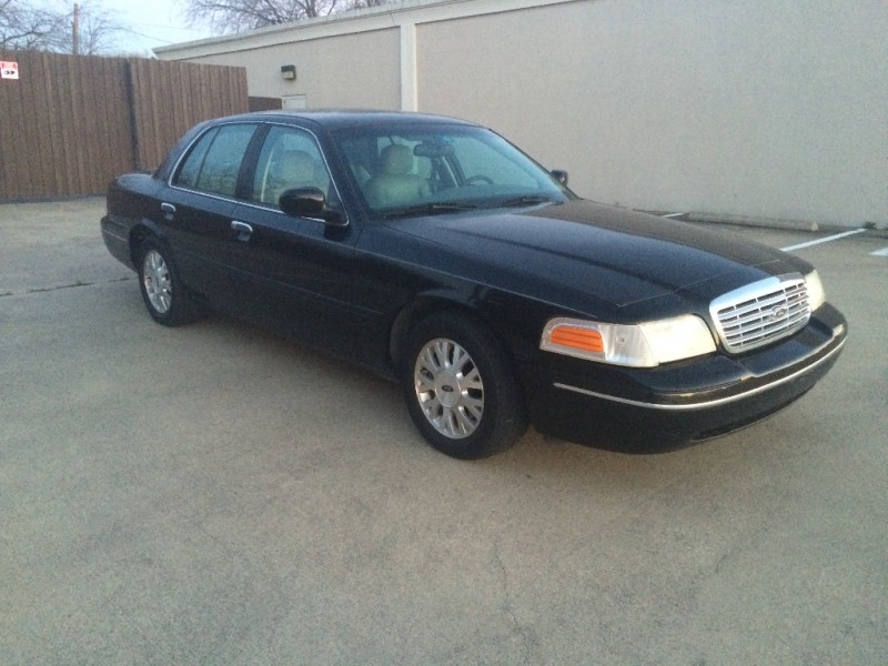 Ford Crown Victoria 2003 price $2,500