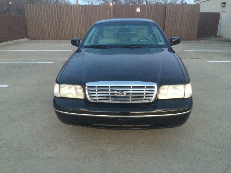 Ford Crown Victoria 2003 price $2,500