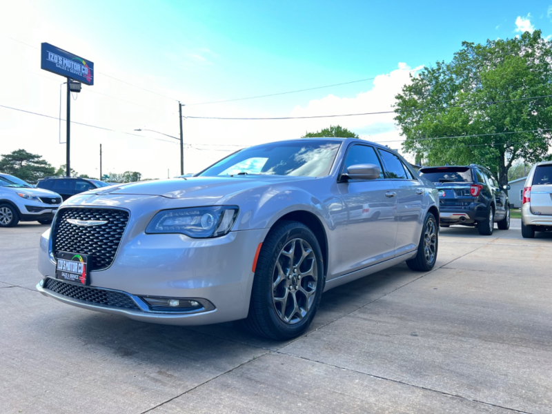 Chrysler 300 2017 price $17,595