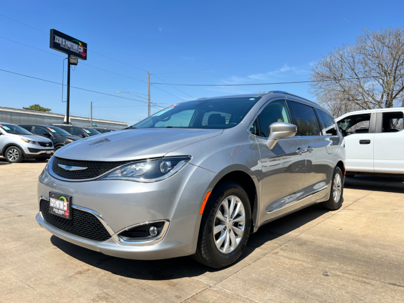 Chrysler Pacifica 2018 price $18,995