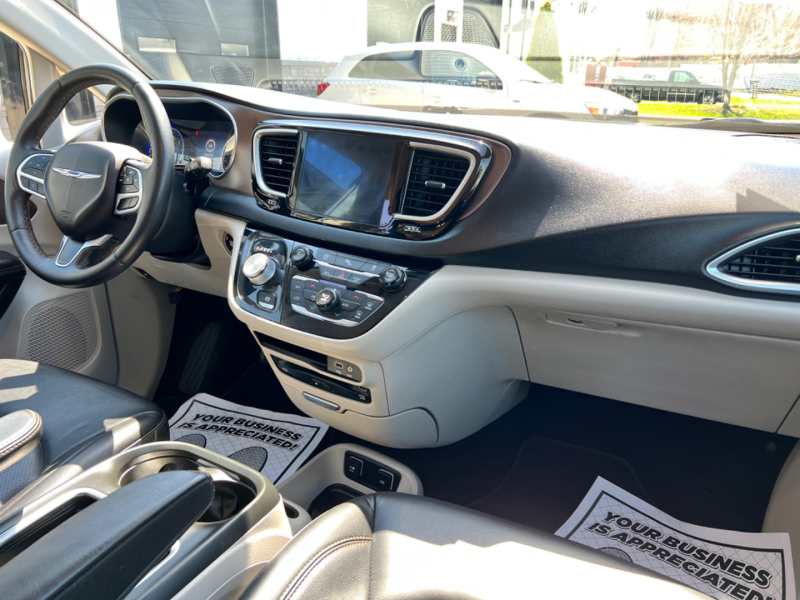 Chrysler Pacifica 2018 price $18,995