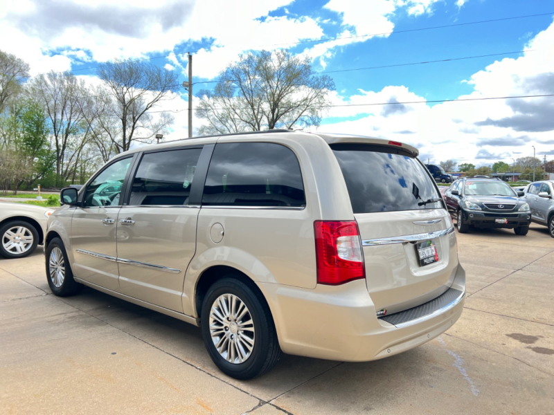 Chrysler Town & Country 2013 price $8,995