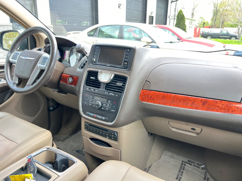 Chrysler Town & Country 2013 price $8,995