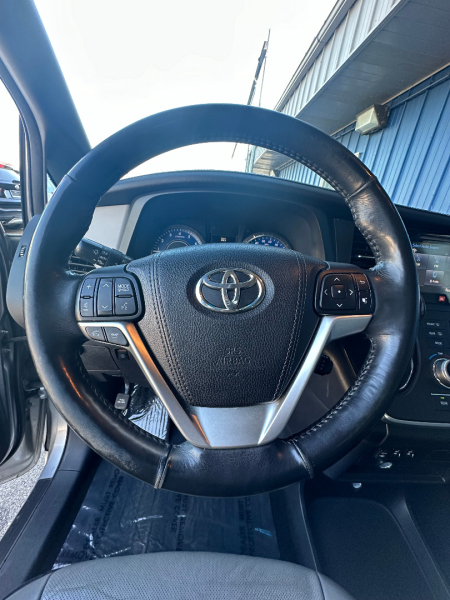 Toyota Sienna 2015 price $14,998