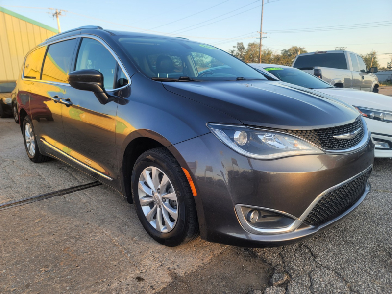 Chrysler Pacifica 2018 price $16,000