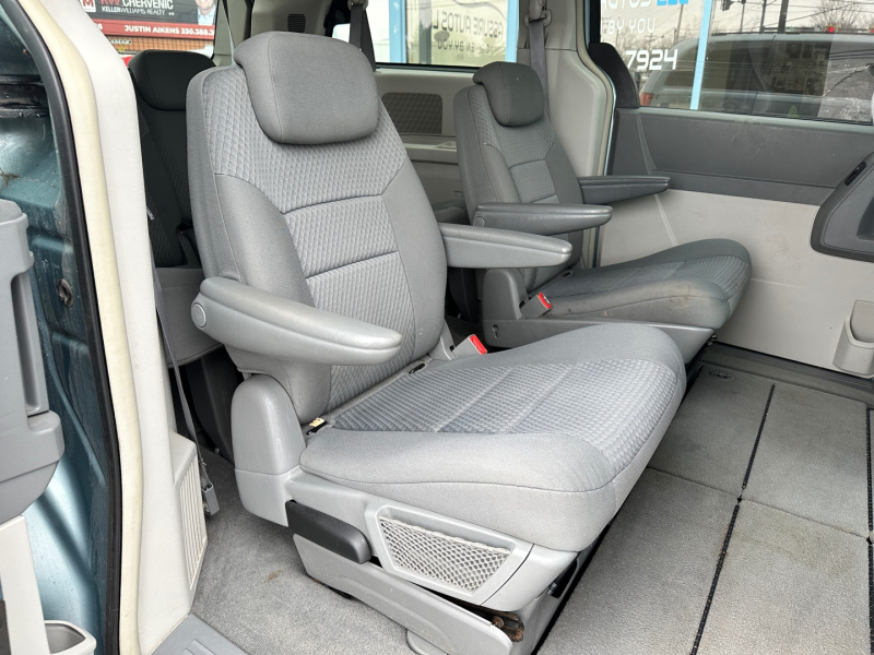 Chrysler Town & Country 2010 price $5,495