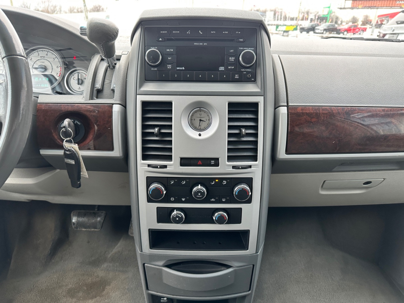 Chrysler Town & Country 2010 price $5,495