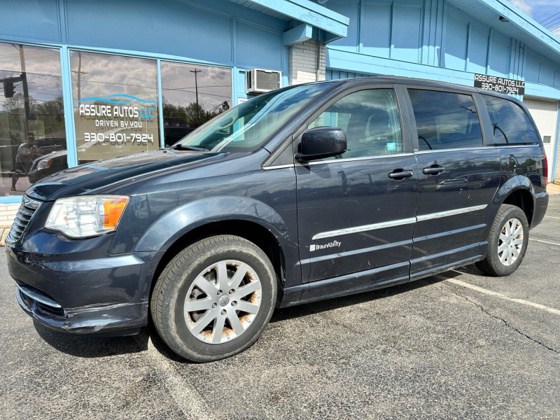 Chrysler Town & Country 2013 price $17,995