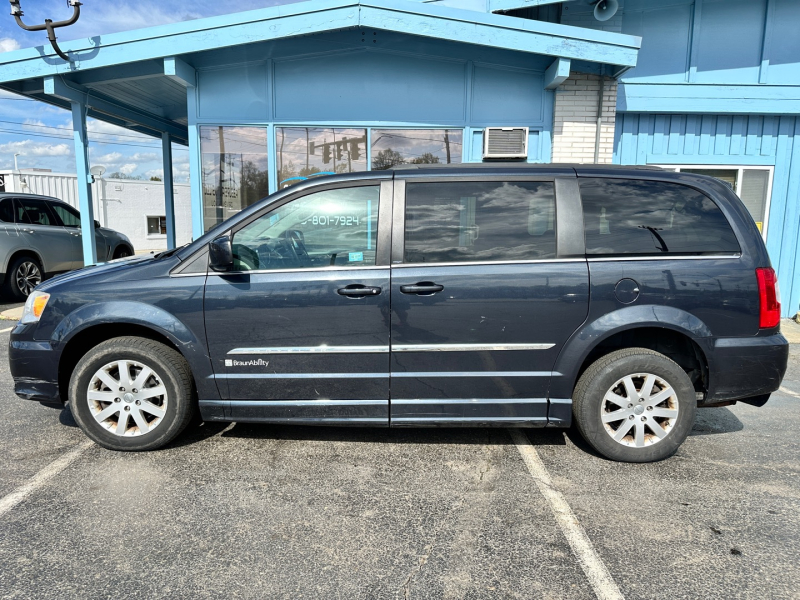 Chrysler Town & Country 2013 price $17,995