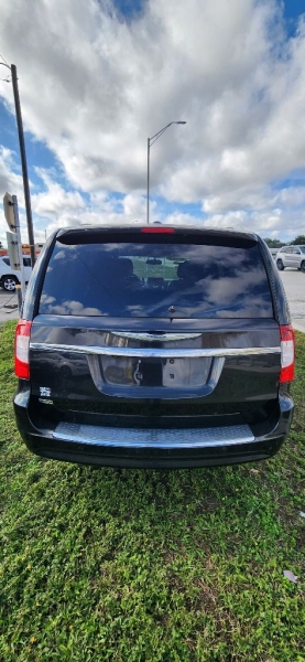 CHRYSLER TOWN & COUNTRY 2013 price $8,900