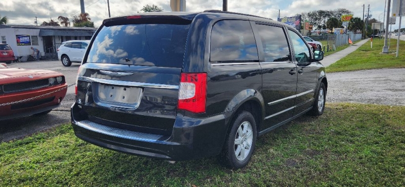 CHRYSLER TOWN & COUNTRY 2013 price $8,900