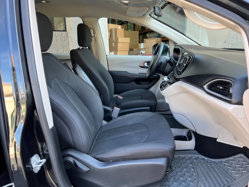 Chrysler Pacifica 2018 price $18,500