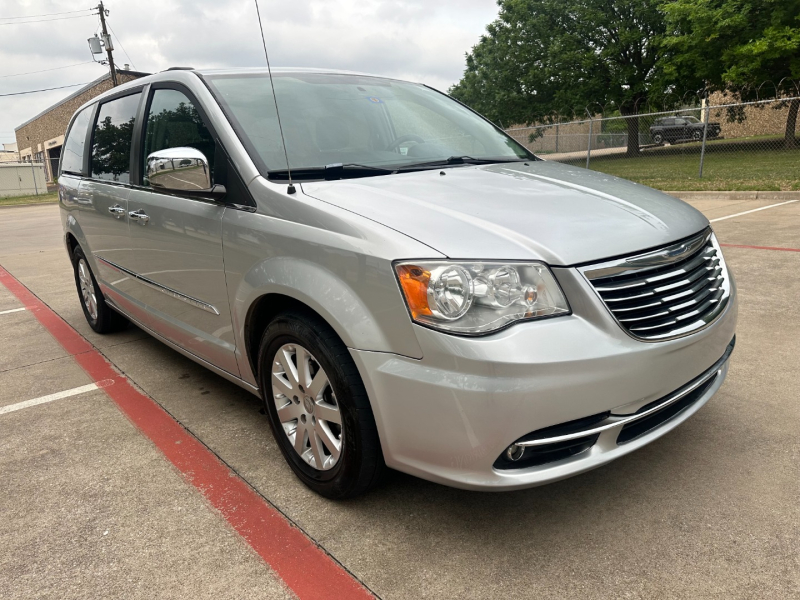 Chrysler Town & Country 2011 price $7,900