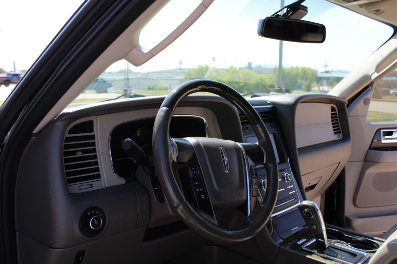 Lincoln Navigator 2016 price $17,999