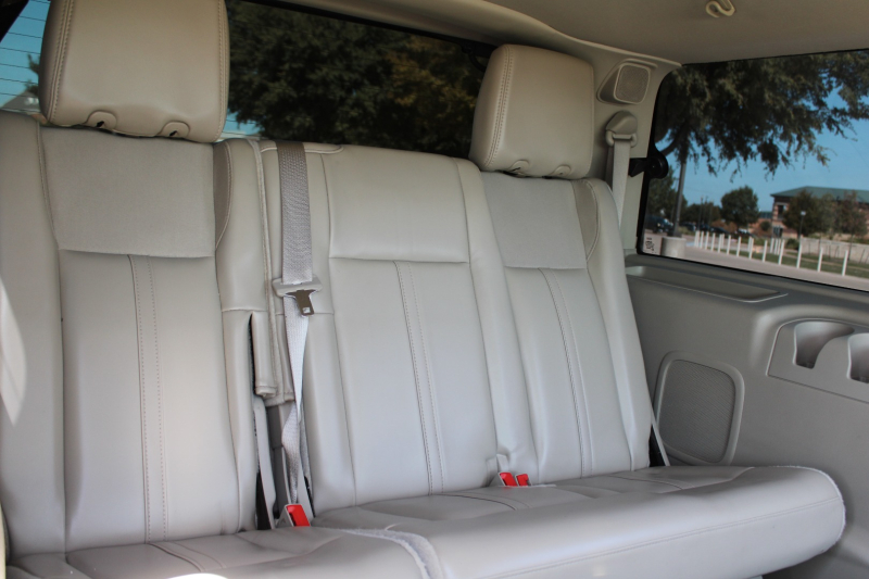 Lincoln Navigator 2016 price $17,999