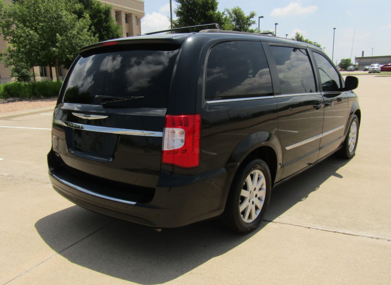 Chrysler Town & Country 2014 price $8,995
