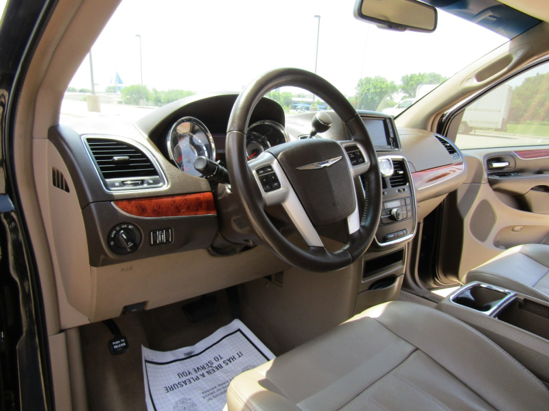 Chrysler Town & Country 2014 price $8,995