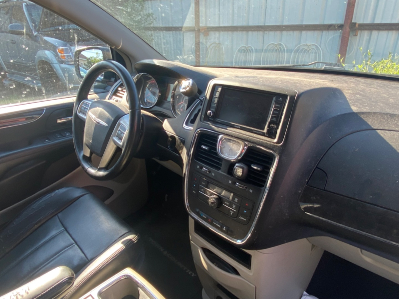 Chrysler Town & Country 2014 price $7,977