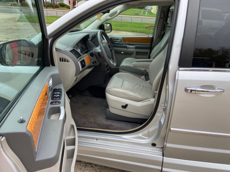 Chrysler Town & Country 2008 price SOLD