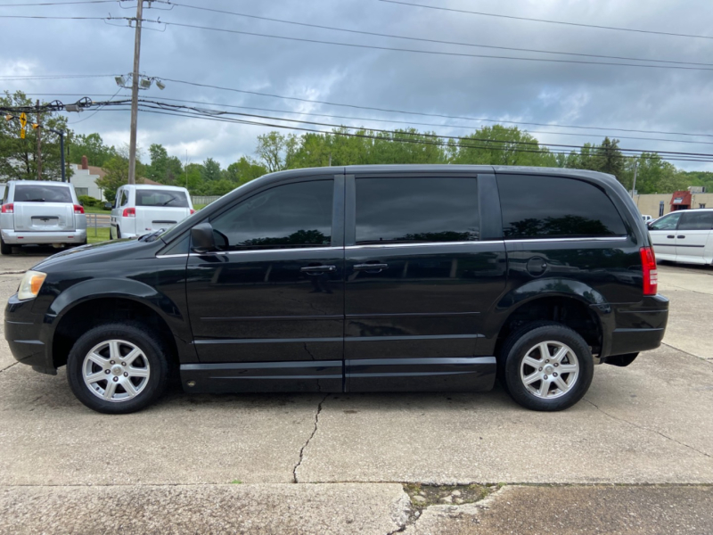 Chrysler Town & Country 2010 price $11,995