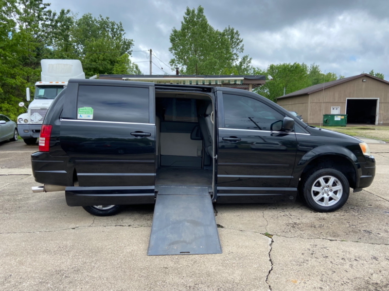 Chrysler Town & Country 2010 price $11,995