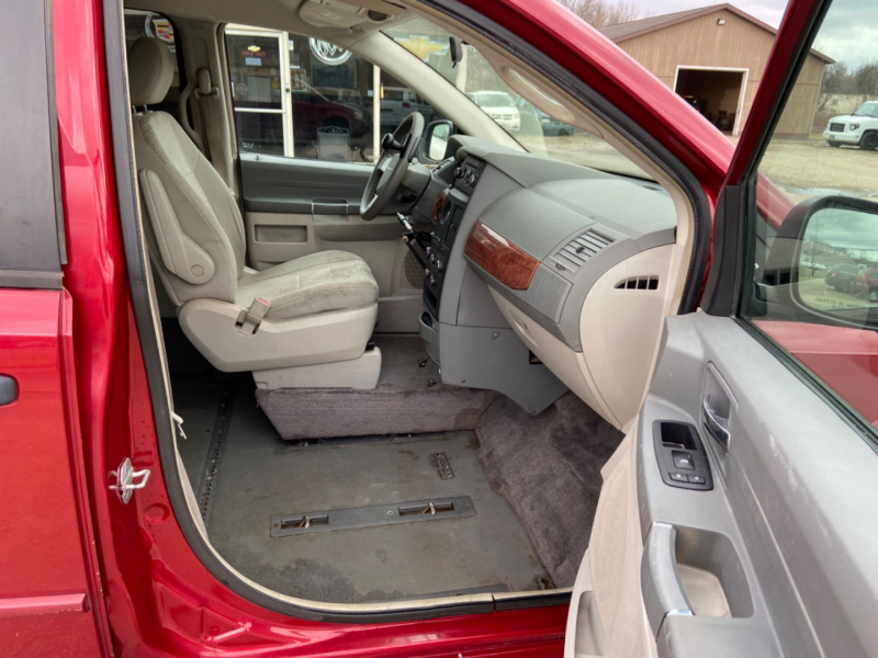 Chrysler Town & Country 2008 price $12,995