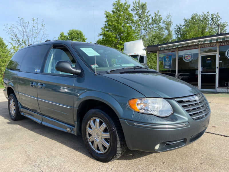 Chrysler Town & Country 2006 price $9,995