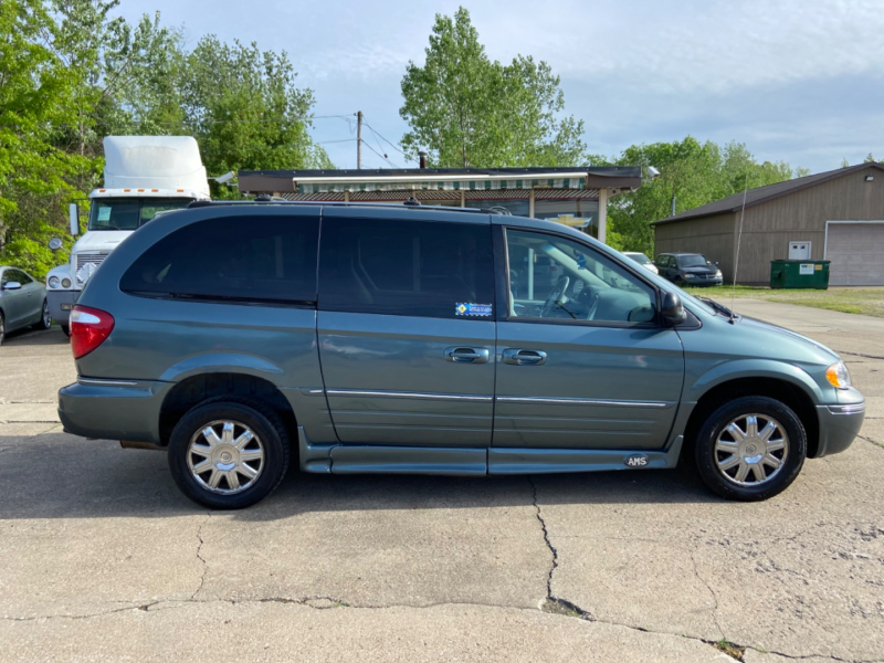 Chrysler Town & Country 2006 price $9,995